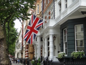 Великобритания отзовава част от посолството си в Судан