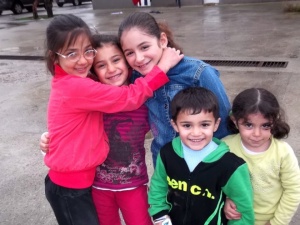 Деца на бежанци посрещат Коледа с доброволци на БЧК