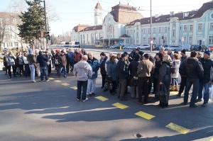 Работниците от корабостроителницата блокират кръстовище в Бургас