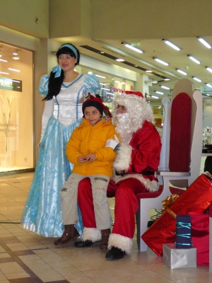 Дядо Коледа и Снежанка кацнаха на софийското летище