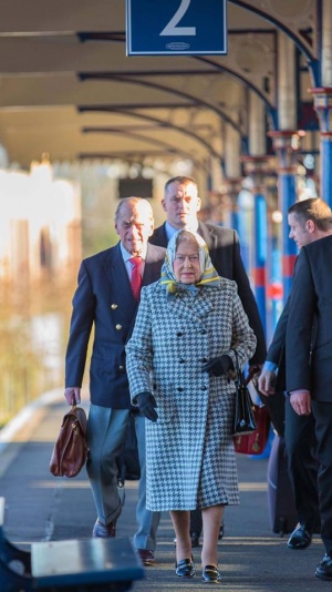 Кралица Елизабет II пътува за коледната си почивка с влак