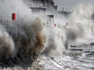 Две жертви и 6 000 без ток заради буря във Великобритания