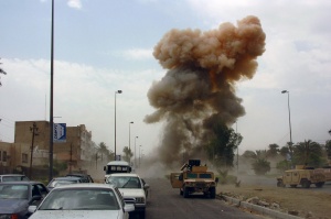 Атентат срещу иракския министър на отбраната,  двама ранени