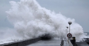 Бурята в Западна Европа забави и отложи десетки полети