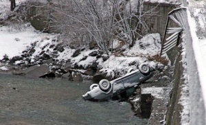 Мъж и жена оцеляха след като колата им падна в река Чая