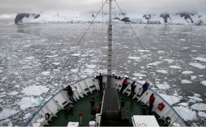 Руски кораб заседна в Антарктида