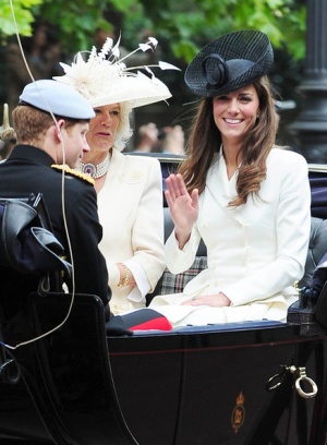Британското кралско семейство празнува с 2000 души