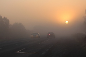 Дъжд и мъгли затрудняват шофьорите в страната