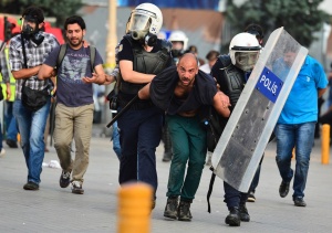 Двама ранени при сблъсъци в Истанбул