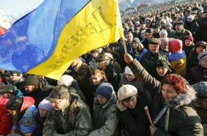 Украинци се насочват към дома на Азаров с колите си