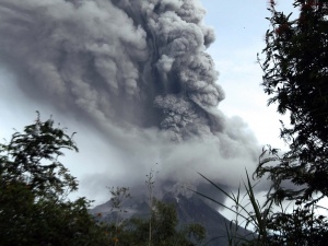 Евакуираха 5000 души в Салвадор заради изригнал вулкан