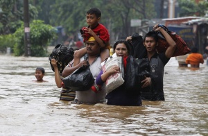 Наводнения наложиха евакуацията на 18 хил. в Индонезия