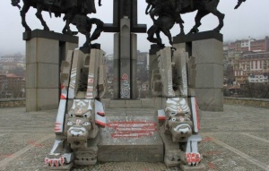 Художници и студенти изчистиха паметника на Асеневци