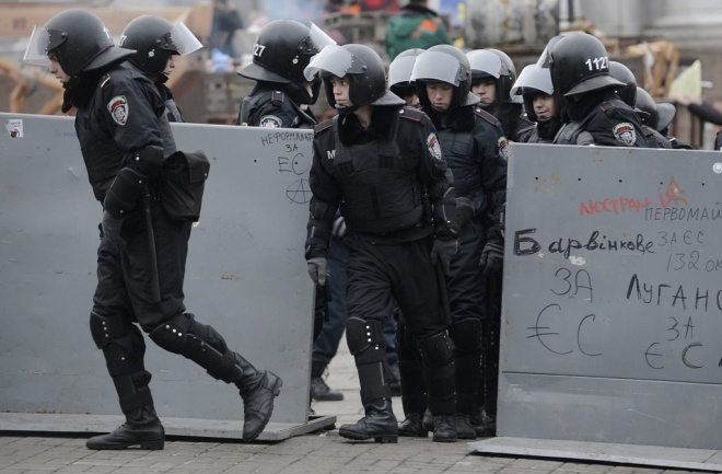 “Беркут” са избутали протестиращите от  президентството в Киев