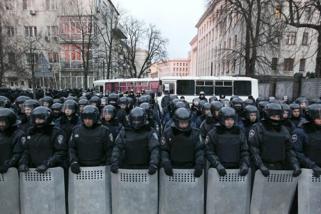 500 долара премия за полицаите, били демонстранти в Киев