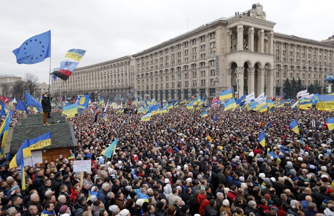 Протестиращи в Киев събориха паметник на Ленин