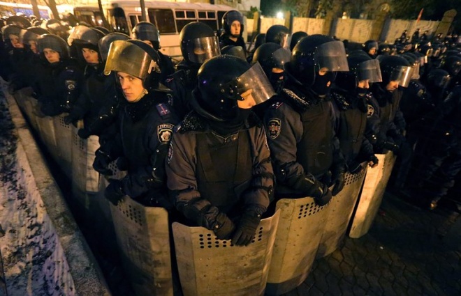 Протестиращи в Киев блокираха пътя на полицейски кордон