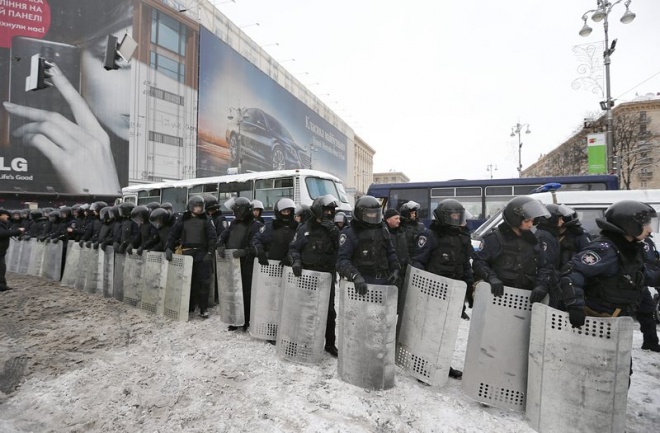 Военни обкръжават протестиращите на площад „Независимост“ в Киев