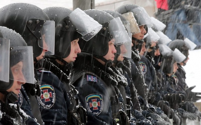 Киевски полицаи и спецчасти щурмуват офис на  "Баткивщина"