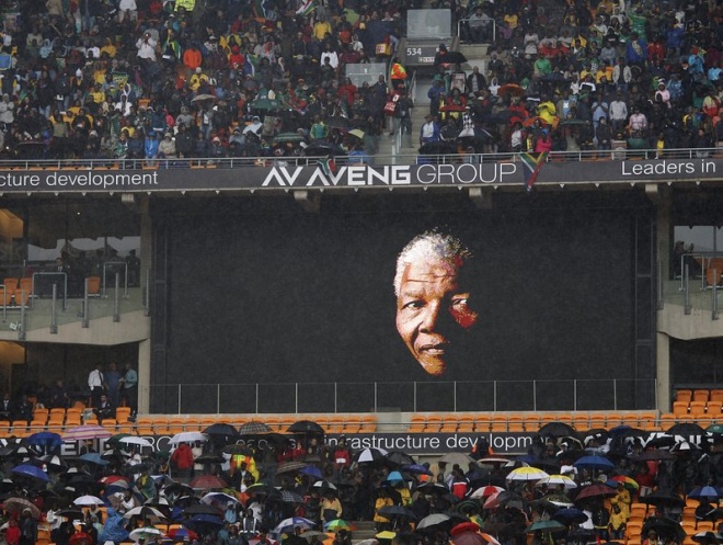 Световни лидери и 80 000 южноафриканци почетоха Мандела