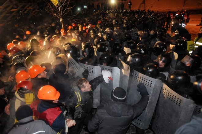 Неизвестен брой ранени сред протестиращите в Киев