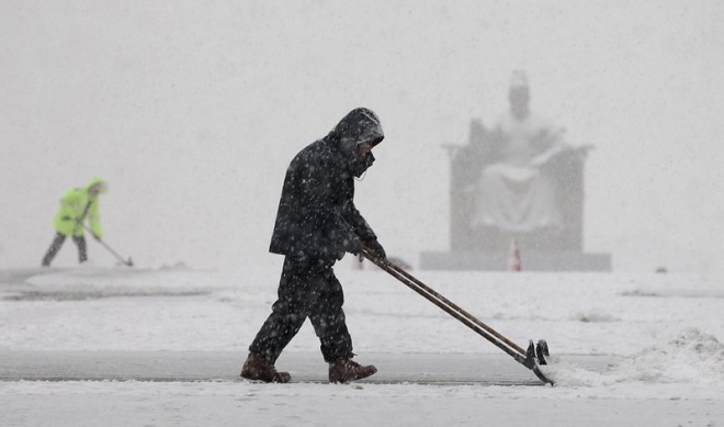 Сняг отмени десетки полети в Истанбул
