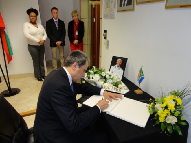 Орешарски се подписа в съболезнователната книга за Мандела