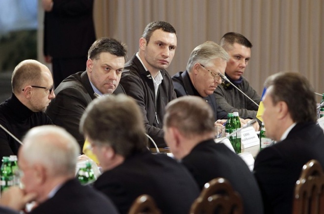 Янукович и Кличко седнаха да преговарят