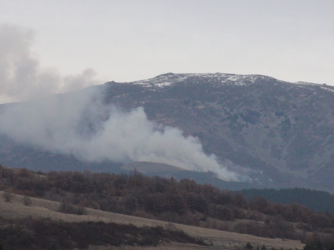 Пожар бушува по южните склонове на Витоша