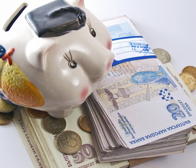 Спестяванията на българина растат, но бавно