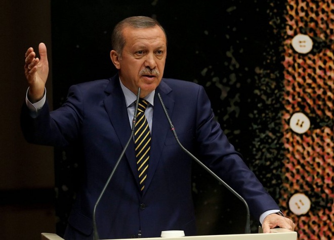 Въпреки промените в кабинета Ердоган още е уязвим