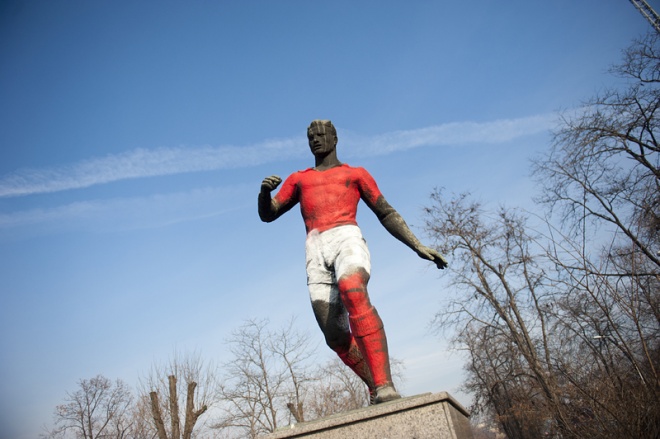 Паметникът на футболиста пред националния стадион осъмна боядисан