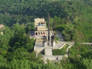 Неизвестни пак боядисаха паметника на „Асеневци“ във Велико Търново