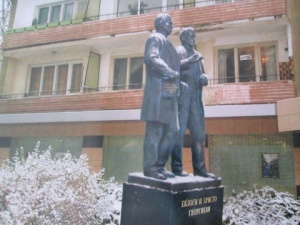 Двама от поругалите паметника в Карлово напускат армията