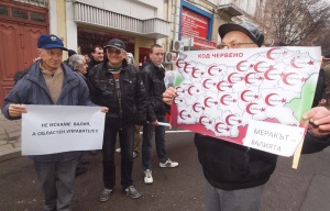 Протестиращи нахлуха в областната администрация във Варна