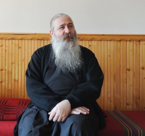 Епископ Сионий приюти цяла сирийска фамилия