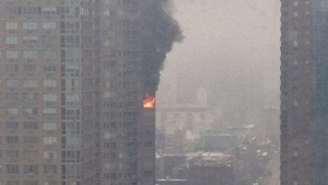 Небостъргач в Ню Йорк избухна в пламъци