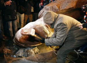 Паметник на Ленин разрушен в украински град