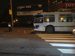 Тролей блъсна възрастна жена на пешеходна пътека в Русе