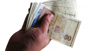 Вдигат минималната заплата в държавната администрация