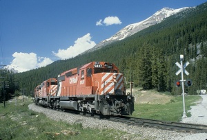 Влакова композиция с пропан и петрол дерайлира в Канада