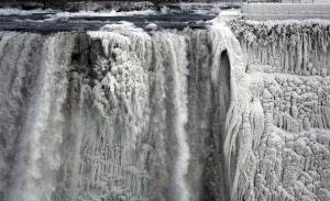Замръзналият Ниагарски водопад може да е гледката на годината