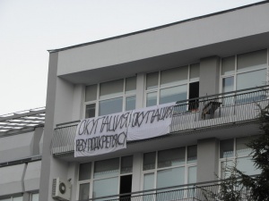 Охрана проби окупацията на ЮЗУ, скъса плакатите