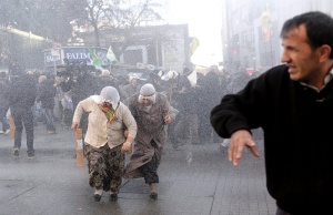 Водни оръдия и сълзотворен газ на кюрдски протест в Истанбул