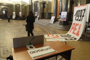 „Ранобудните“ спряха окупацията, за да изненадват отново