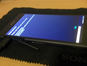 Снимки на непознат телефон на Sony, прилича на версия на Xperia Z1