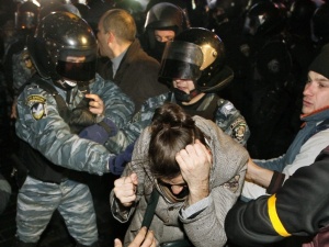 Най-малко 20 полицаи са ранени в Киев