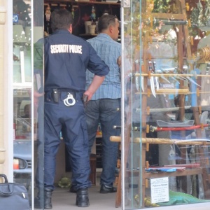 Двама обраха магазин с пистолет във Варна