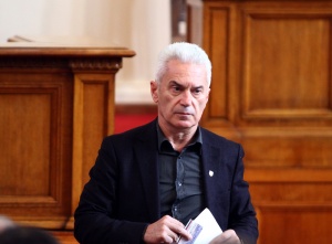 „Алфа“ вдигна скандал пред офиса на Стефани Дюмортие