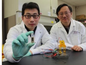 Учени представиха мобилна батерия, която се зарежда със захар